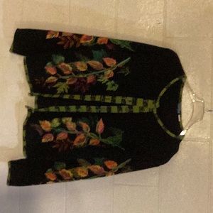 Gorgeous fall sweater size L. Like new a lovely wear with pants, skirts or a 👗.